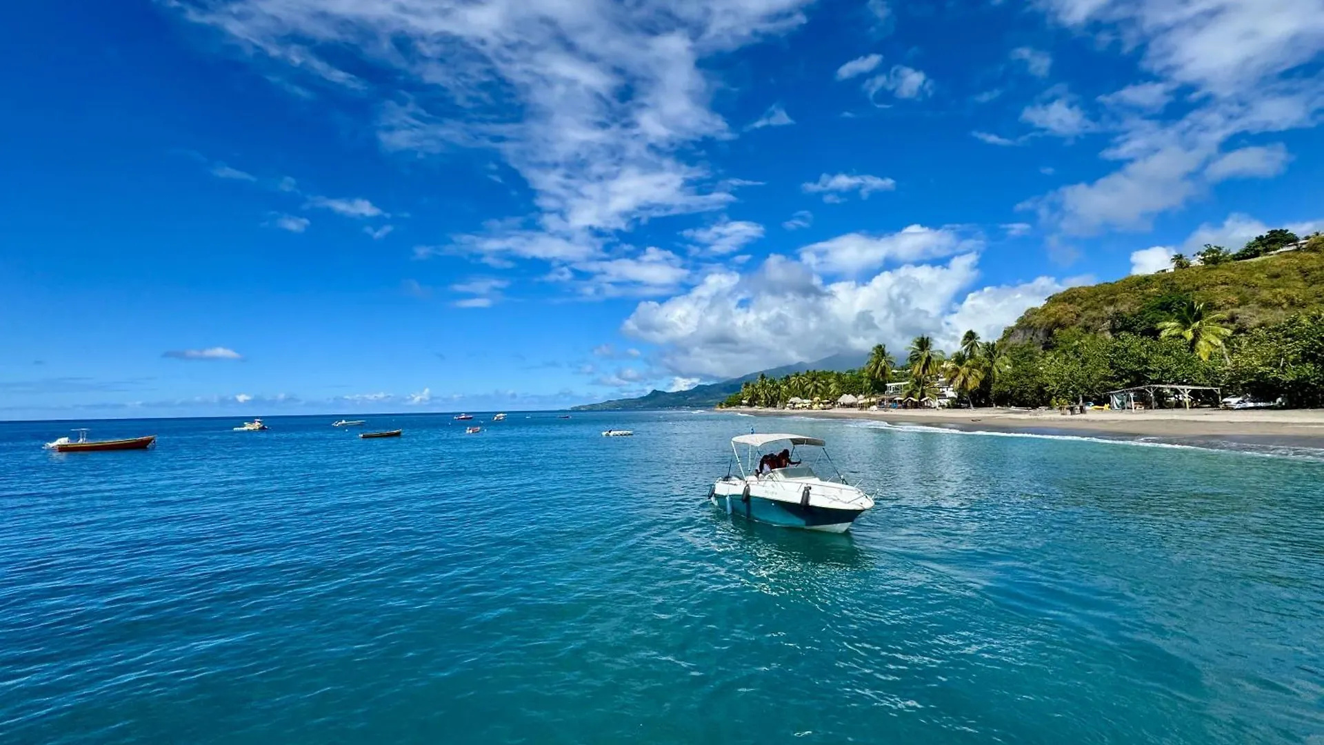 Сasa de vacaciones Le Gaspardo , 2 Chambres Climatisees , A 2 Mins A Pied De La Plage , Wifi , Jardin Clos, Parking ,Sans Vis-A-Vis Le Carbet